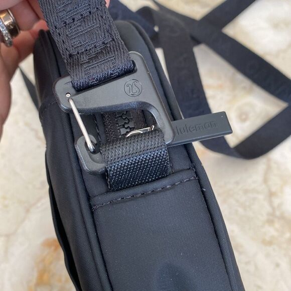 NWOT Lululemon Team Canada Future Legacy Crossbody Bag - Picture 4 of 11